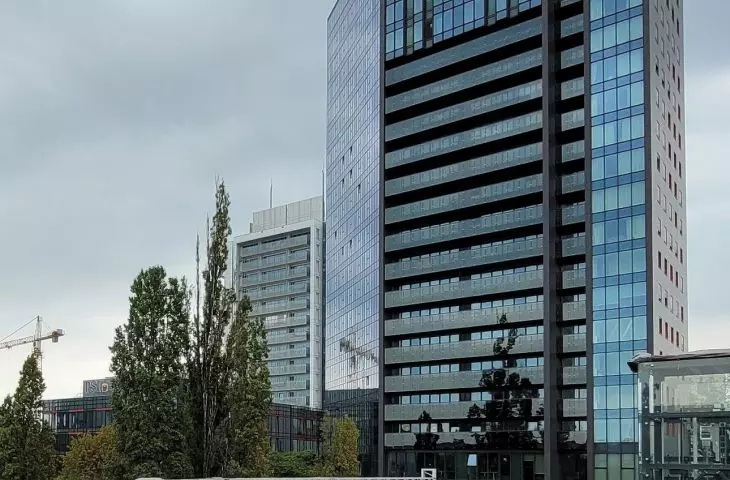 Poznań's tallest residential skyscraper stands right next to the Central Railway Station (corner of Składowa and Matya Streets; address: Towarowa 39)