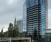 Poznań's tallest residential skyscraper stands right next to the Central Railway Station (corner of Składowa and Matya Streets; address: Towarowa 39)