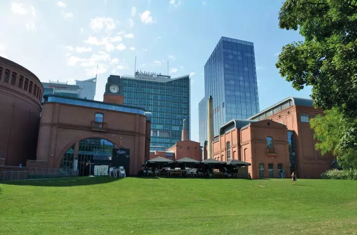Silver Andersia — najwyższy wieżowiec miasta ma sięgnąć 116 metrów; projekt Pracowni Architektonicznej Ewy i Stanisława Sipińskich to ostatni element kompleksu biurowców realizowanego od początku tego wieku przy pl. Andersa