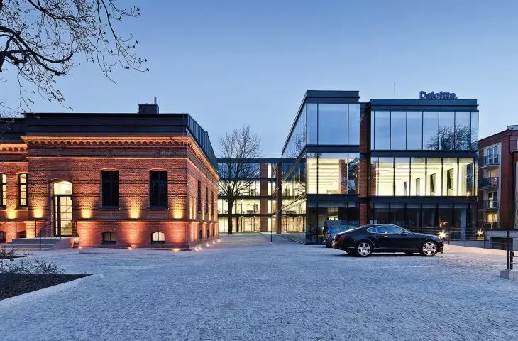 Ubiq 34 to zespół trzech obiektów na terenie dawnych koszar w Poznaniu; w odrestaurowanym zabytkowym budynku mieści się biuro projektowe pracowni CDF Architekci