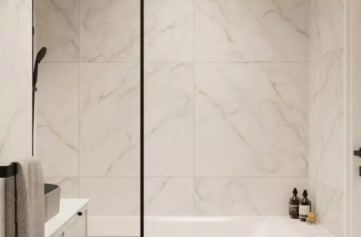 Bathtub with screen 