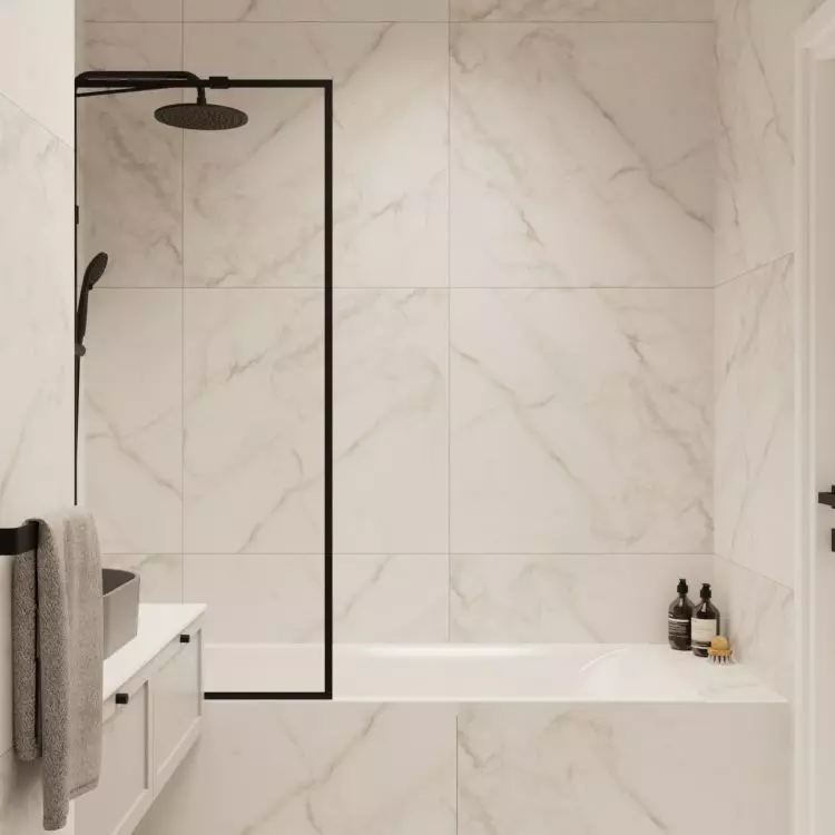 Bathtub with screen 