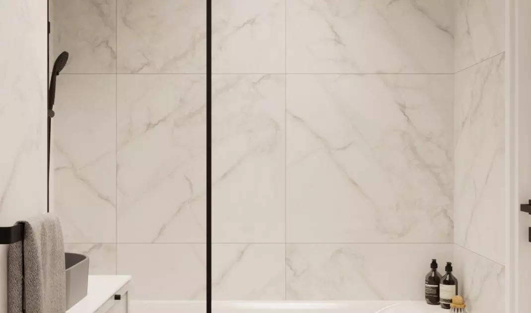 Bathtub with screen 