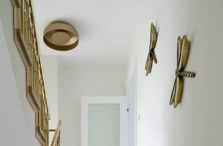 Gold elements appear throughout the apartment 