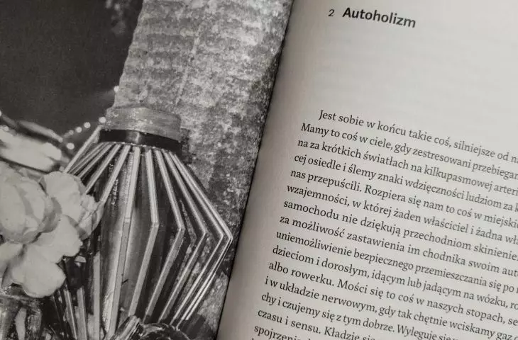 „Autoholizm. Jak odstawić samochód w polskim mieście” Marty Żakowskiej