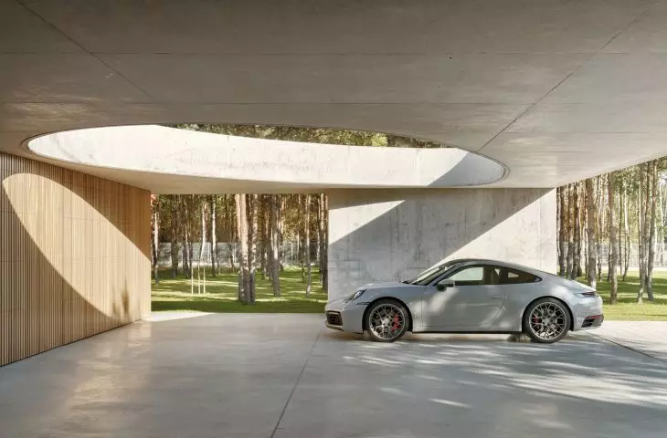 The most distinctive feature of the betOn house is the oval openings in the arcades; they provide an interesting compositional and chiaroscuro effect, while allowing the trees to grow freely