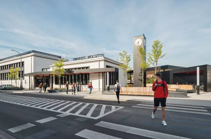 Realizacja projektu konkursowego na Zintegrowane Centrum Komunikacyjne w Wolsztynie; widok od strony ulicy na zmodernizowany budynek