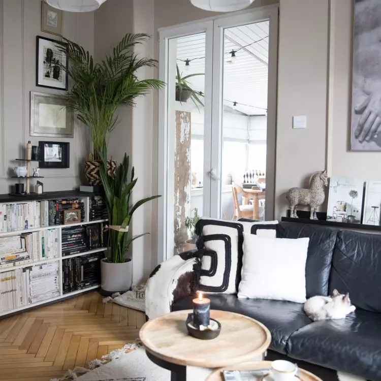 The living room was decorated in the modern classic style