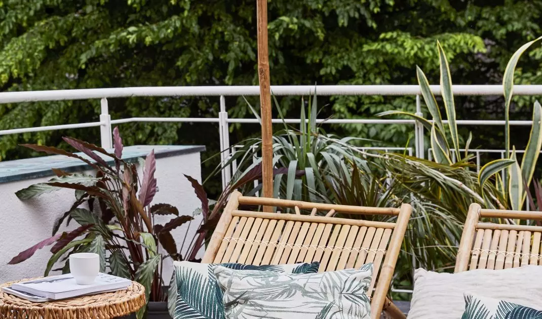 Balkon w stylu tropikalnym będzie namiastką egoztycznych wakacji