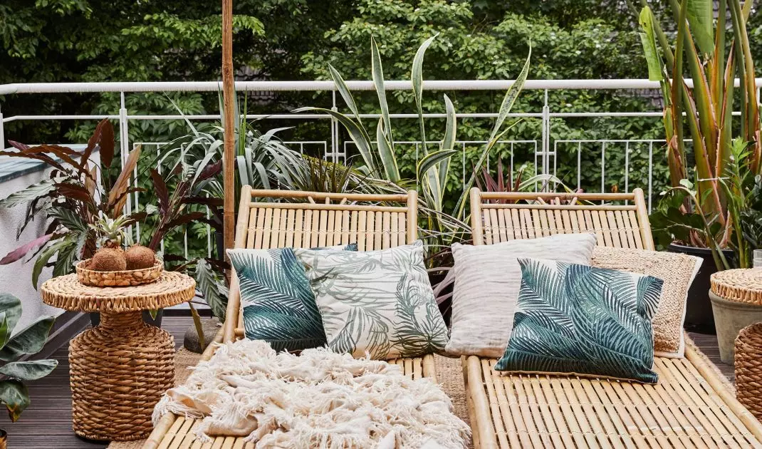 Arranging a balcony in an exotic style