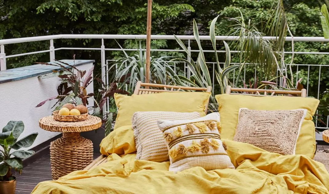 Bright yellow is one of the colors of the exotic color base