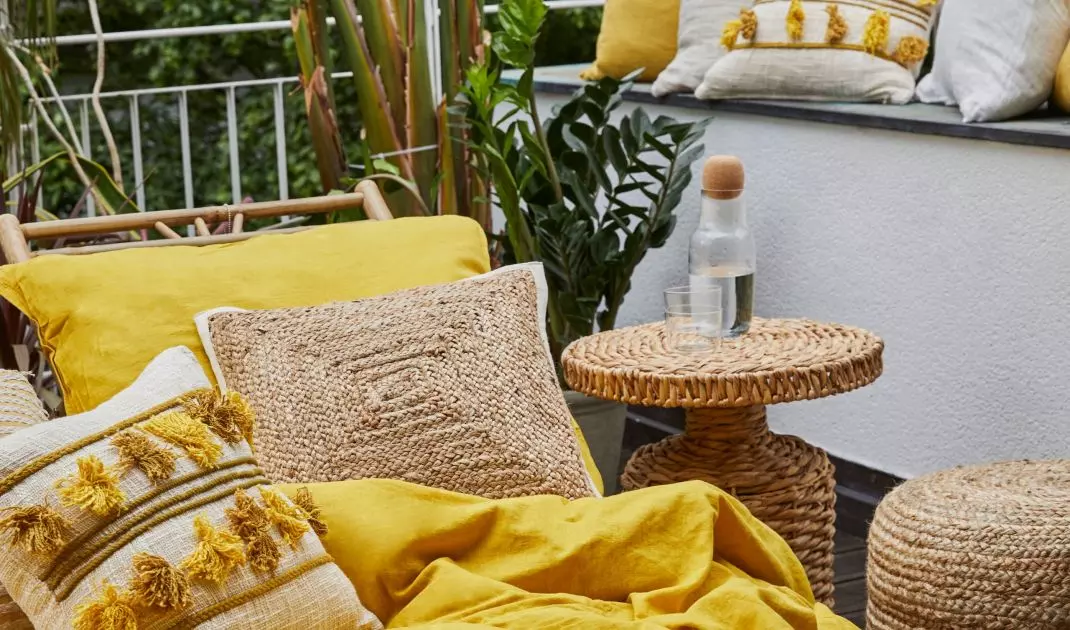 Yellow textiles will create an exotic atmosphere