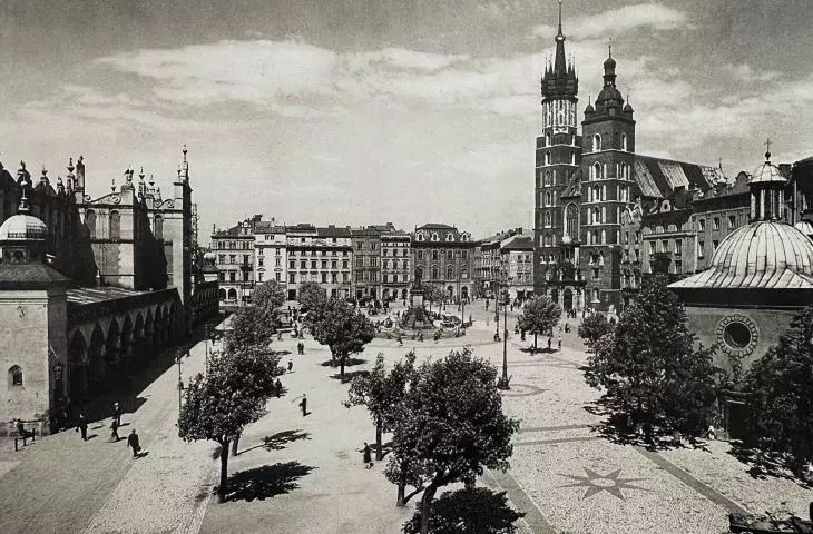 Krakow's Main Square in a photograph from the 1930s; trees were an important part of its arrangement