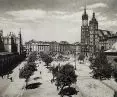 Rynek Główny w Krakowie na fotografii z lat 30. XX wieku; drzewa stanowiły istotny element jego aranżacji