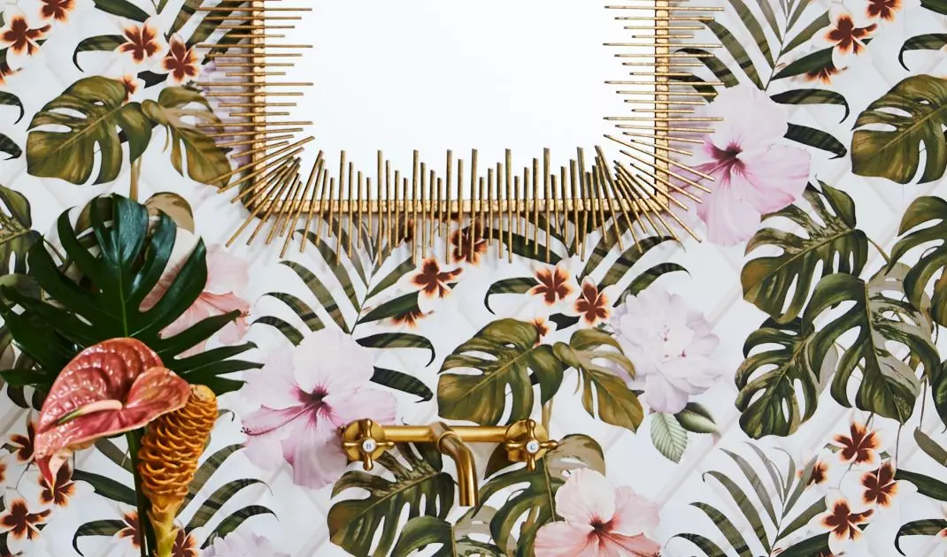 Wallpaper with a floral pattern will be perfect for the bathroom