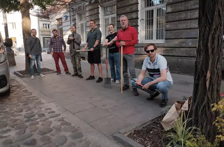 rozbetonowanie fragmentu ulicy Stalowej w Warszawie dokonane przez sąsiadów we wrześniu 2020, stan po