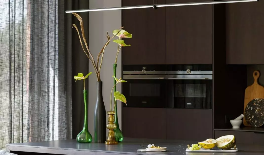 In the kitchen there is a practical island