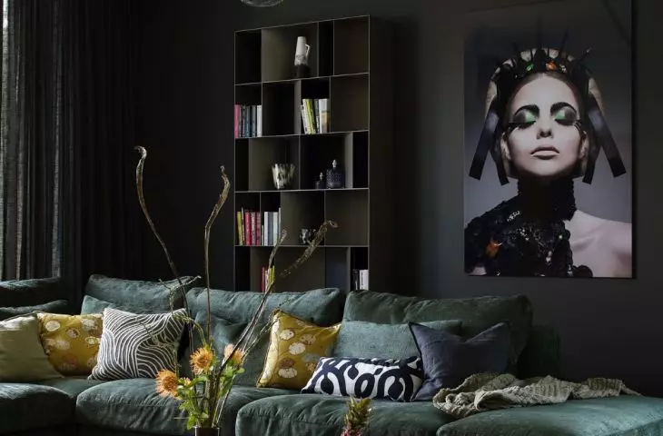 The painting is a contemporary reinterpretation of the Statue of Liberty