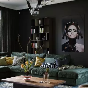 The painting is a contemporary reinterpretation of the Statue of Liberty