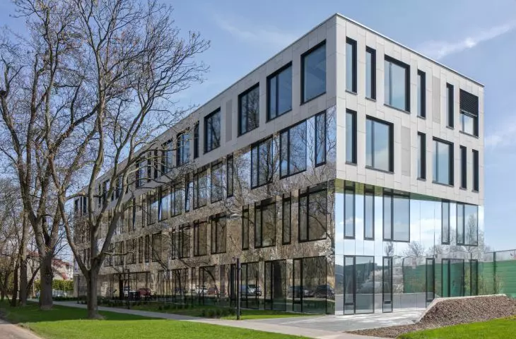 MIRRORED OFFICE BUILDING ON POLECZKI