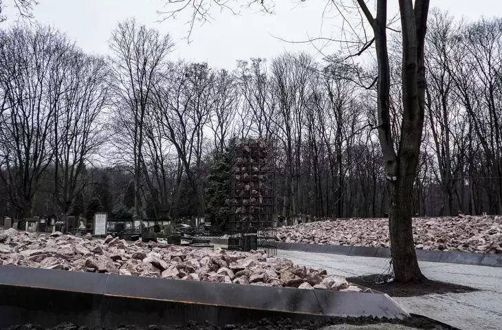 COMMEMORATING THE MASS GRAVES IN THE JEWISH CEMETERY