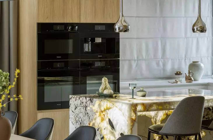 Dining chairs correspond to hockers
