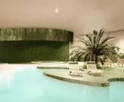 Sefę ognia obejmuje basen jacuzzi w kształcie kartograficznych linii obrysu wulkanu Batur i sauna parowa