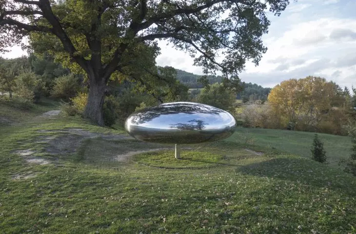  „Drop” (2009) Toma Shannona to mobilna rzeźba w kształcie elipsoidy wykonana z polerowanej stali nierdzewnej