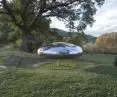  „Drop” (2009) Toma Shannona to mobilna rzeźba w kształcie elipsoidy wykonana z polerowanej stali nierdzewnej