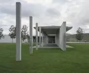 dopełnieniem budynku Centre D’Art jest wcinająca się w zieleń betonowa kolumnada 