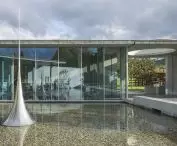  otaczająca pawilon płytka sadzawka to miejsce ekspozycji rzeźby „Mathematical Model 012” (2010) Hiroshiego Sugimoto