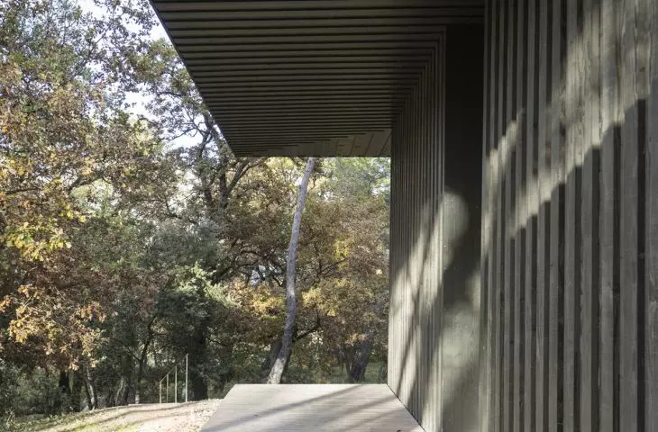 drewniany pawilon „Four Cubes to Contemplate Our Environment” (2008–2011) Tadao Ando mieszczący proekologiczną instalację artystyczną