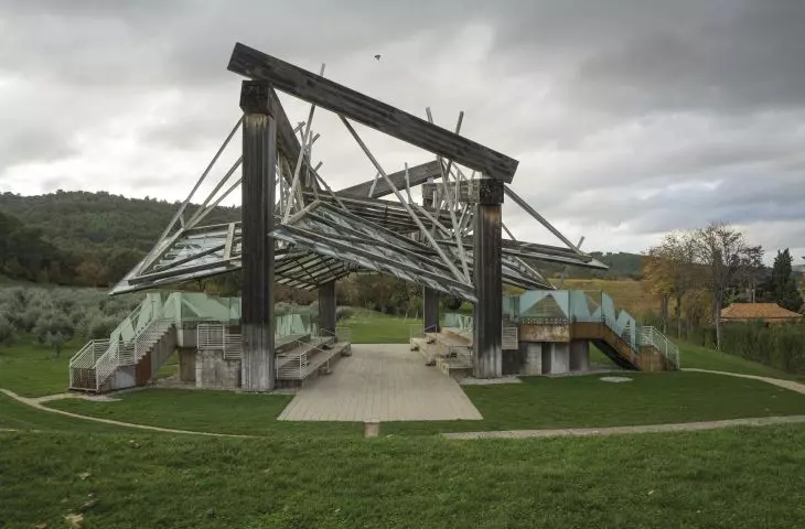  The Music Pavilion (2008) by Frank O. Gehry was originally built for the famous summer series of London's Serpentine gallery; in Provence, it serves as a stage for outdoor concerts, theatrical performances and film screenings