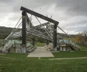  pawilon muzyczny (2008) Franka O. Gehry’ego pierwotnie powstał na potrzeby słynnego letniego cyklu londyńskiej galerii Serpentine; w Prowansji służy za scenę plenerowych koncertów, spektakli teatralnych i seansów filmowych
