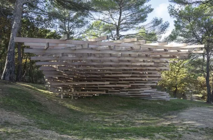  rzeźba „Komorebi” (2008) Kengo Kumy powstała z 239 belek z egzotycznego drewna ipe; jej tytuł nawiązuje do japońskiego terminu określającego promienie słoneczne przedostające się przez korony drzew