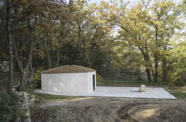„House of Air” (2014) Lee Ufana to projekt będący rodzajem kaplicy kontemplacyjnej