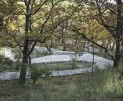  „Ruyi Path” (2017) Ai Weiweia to rodzaj ścieżki krajobrazowej wykonanej z kamieni wydobytych z portu w Marsylii, która jest nawiązaniem do problemu kryzysu migracyjnego