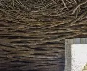  ukryta we wzgórzu praca „Oak Room” (2009) Andy’ego Goldsworthy’ego wykonana jest z 1200 gałęzi dębowych splecionych w kształt ptasiego gniazda