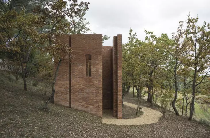  „Brick Labyrinth” (2018) Pera Kirkeby’ego to projekt z pogranicza architektury i rzeźby, powstały z 24 000 ręcznie formowanych cegieł