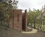  „Brick Labyrinth” (2018) Pera Kirkeby’ego to projekt z pogranicza architektury i rzeźby, powstały z 24 000 ręcznie formowanych cegieł