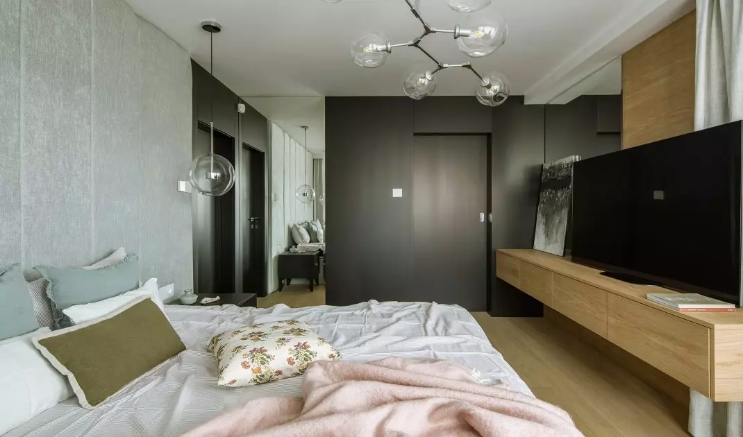 The bedroom combines the tastes of investors