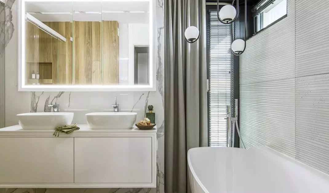 Above the bath is the original lamp 