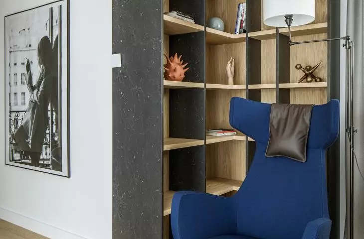Between the private and common areas there is a bookcase