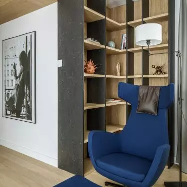 Between the private and common areas there is a bookcase