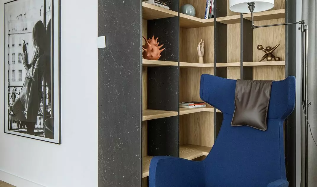 Between the private and common areas there is a bookcase