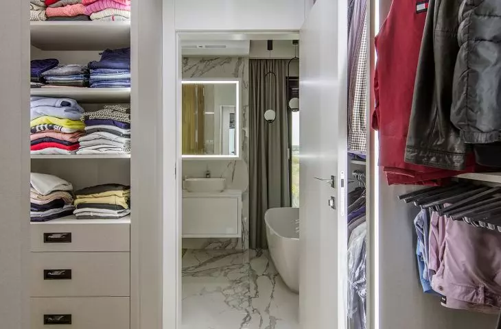 Dressing room with mirrored ceiling 