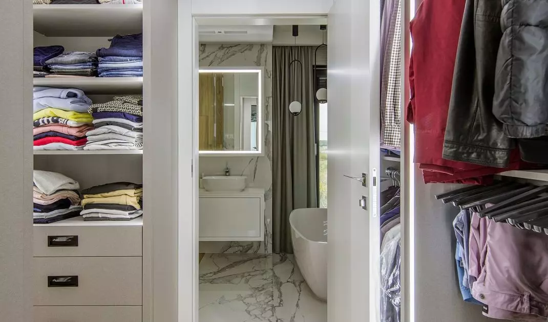 Dressing room with mirrored ceiling 