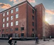 Part of the Doki development is the Montownia, a historic building that houses lofts