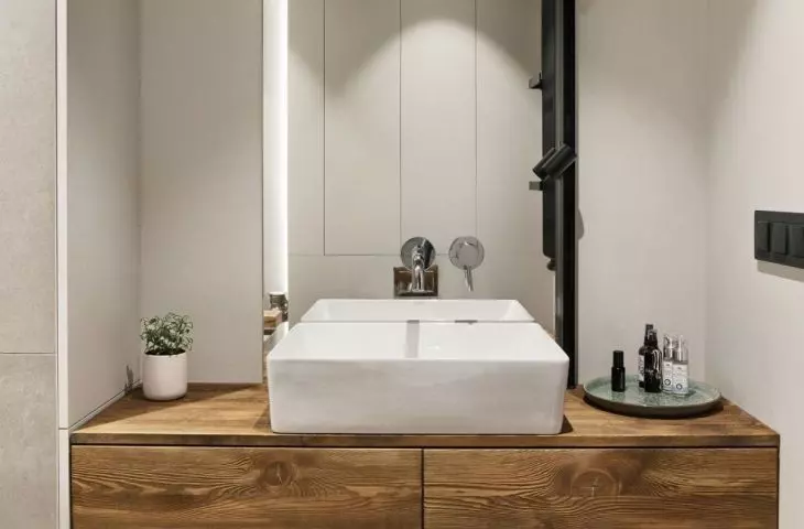 In the bathroom you will also find wood