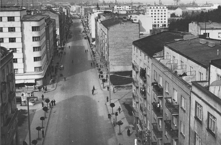 ulica Świętojańska (róg Żwirki i Wigury), typowa zabudowa śródmiejska, druga połowa lat 30. XX wieku
